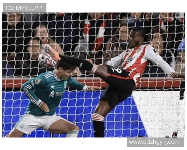 镜头捕捉：曼城赛场小动作引发热议